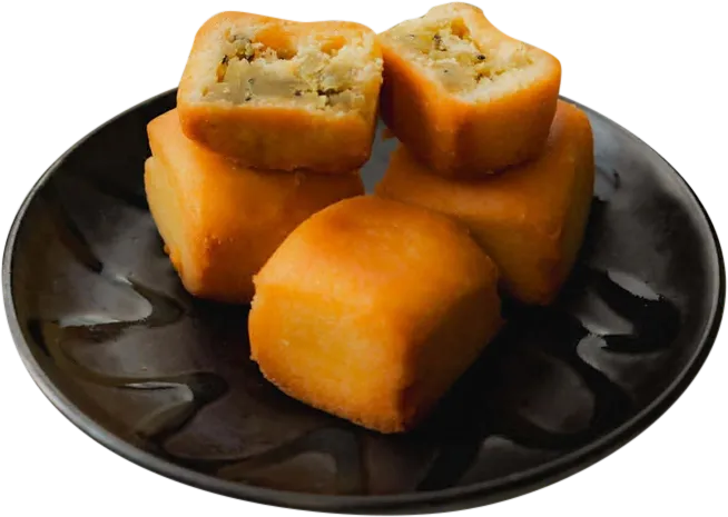 皿に盛られたキウイの焼き菓子